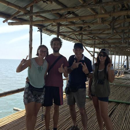 Hometown Hostel Samut Songkhram Bagian luar foto