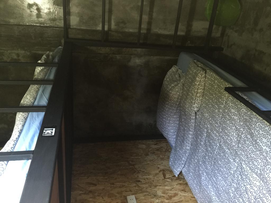Hometown Hostel Samut Songkhram Bagian luar foto