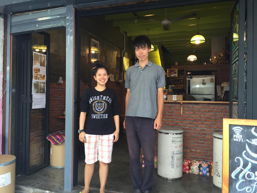 Hometown Hostel Samut Songkhram Bagian luar foto