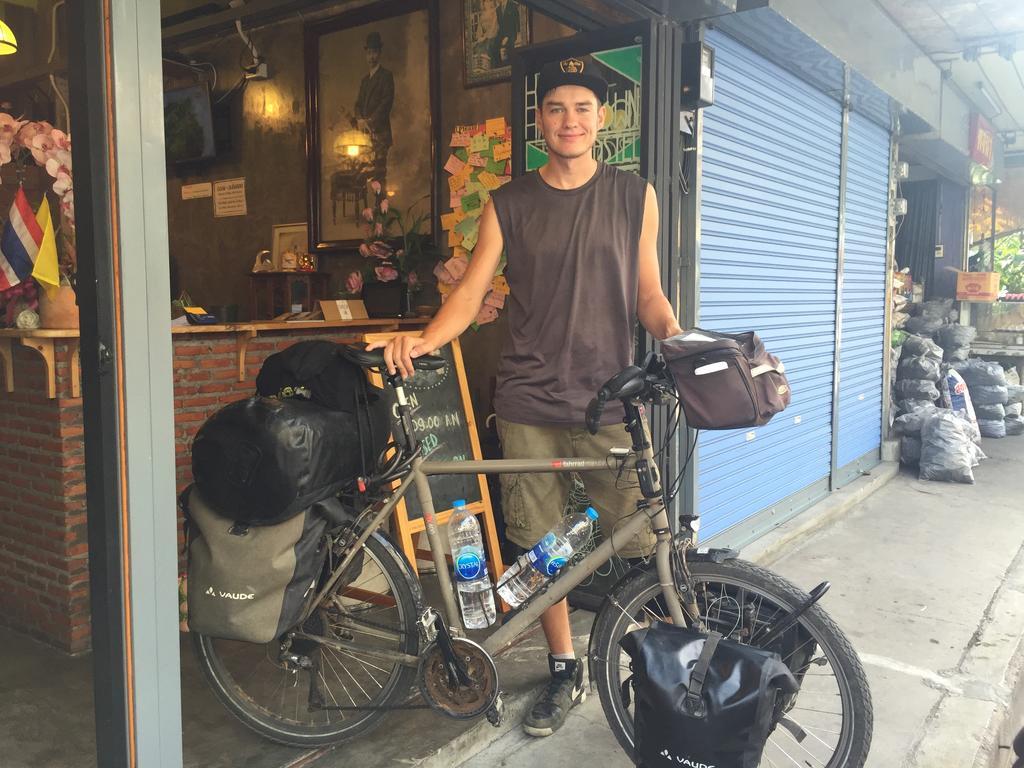 Hometown Hostel Samut Songkhram Bagian luar foto