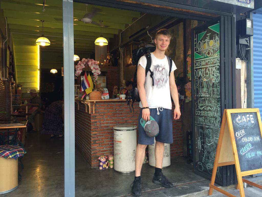 Hometown Hostel Samut Songkhram Bagian luar foto