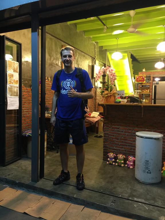 Hometown Hostel Samut Songkhram Bagian luar foto
