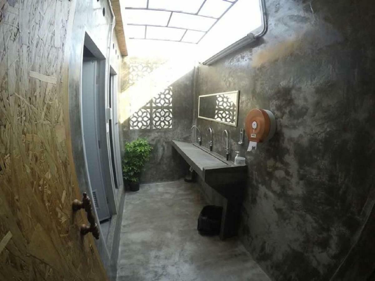 Hometown Hostel Samut Songkhram Bagian luar foto