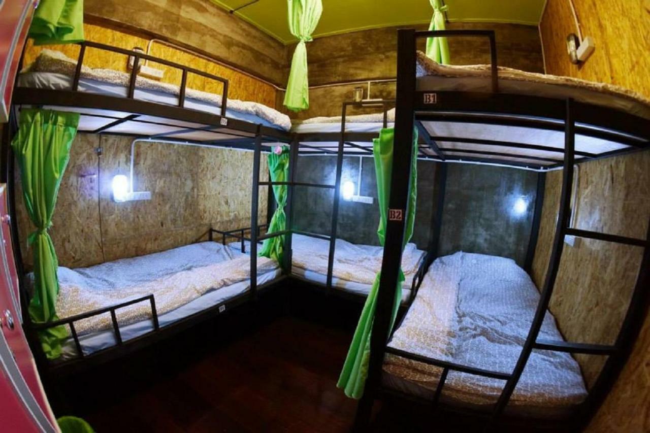Hometown Hostel Samut Songkhram Bagian luar foto